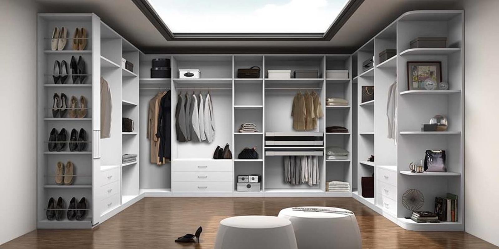 Diseño de vestidor (Walk-in Closet) con organizadores abiertos, zapateras y cajones de madera clara
