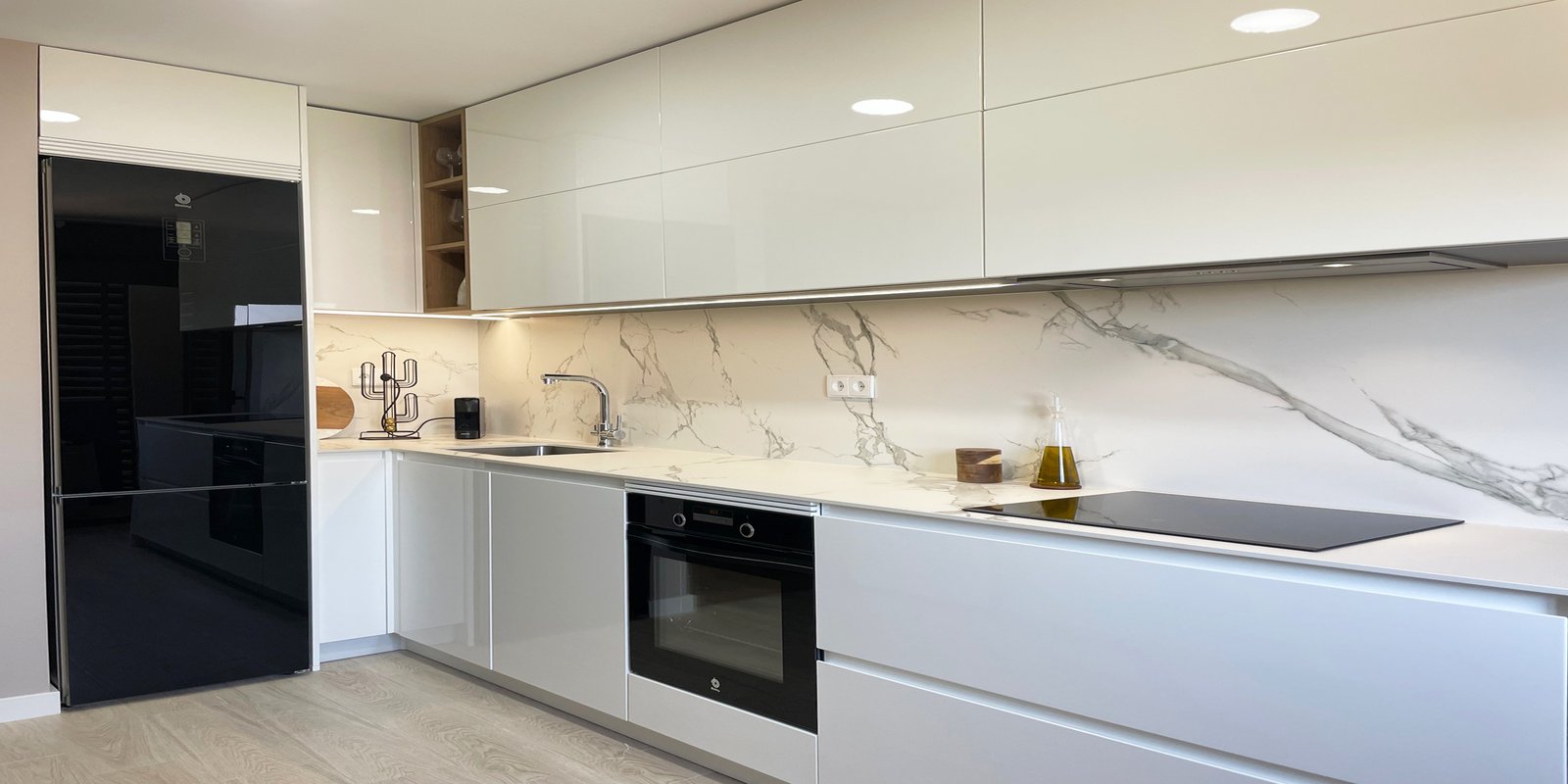 Muebles de cocina en L de melamina blanca con tiradores de acero inoxidable