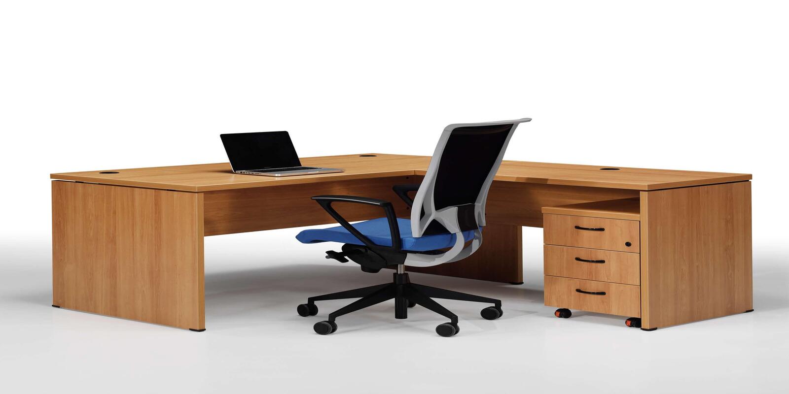 Librero de oficina de pared a pared con compartimentos abiertos y cerrados para almacenamiento